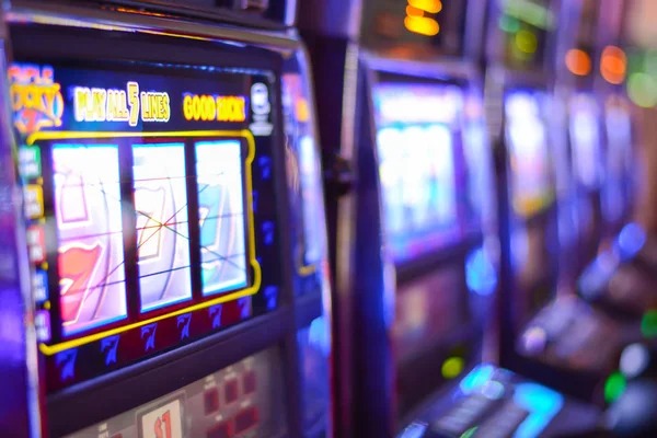 Fa Cai Shen Deluxe slot reels showing prosperity symbols and bonus triggers